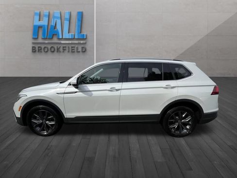 Certified 2023 Volkswagen Tiguan SE w/ Panoramic Sunroof Package AWD/4WD image 3