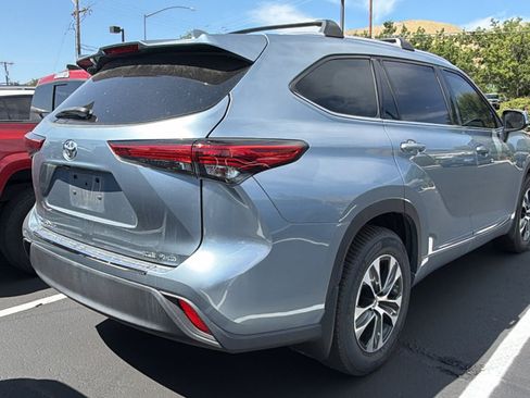 Used 2022 Toyota Highlander XLE AWD/4WD image 2