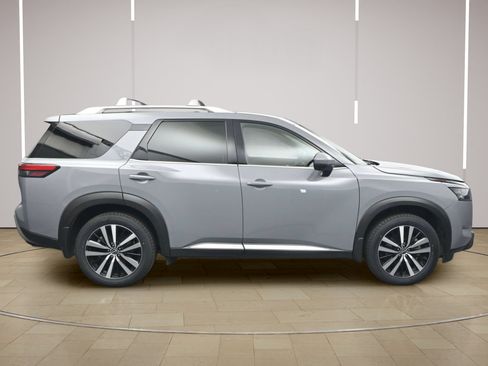 Certified 2025 Nissan Pathfinder Platinum w/ Cargo Package FWD image 8