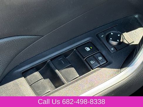 Used 2019 Toyota RAV4 LE FWD image 18