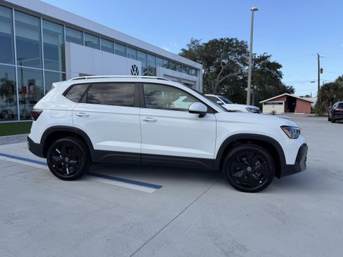 New 2026 Volkswagen Taos SE FWD image 2
