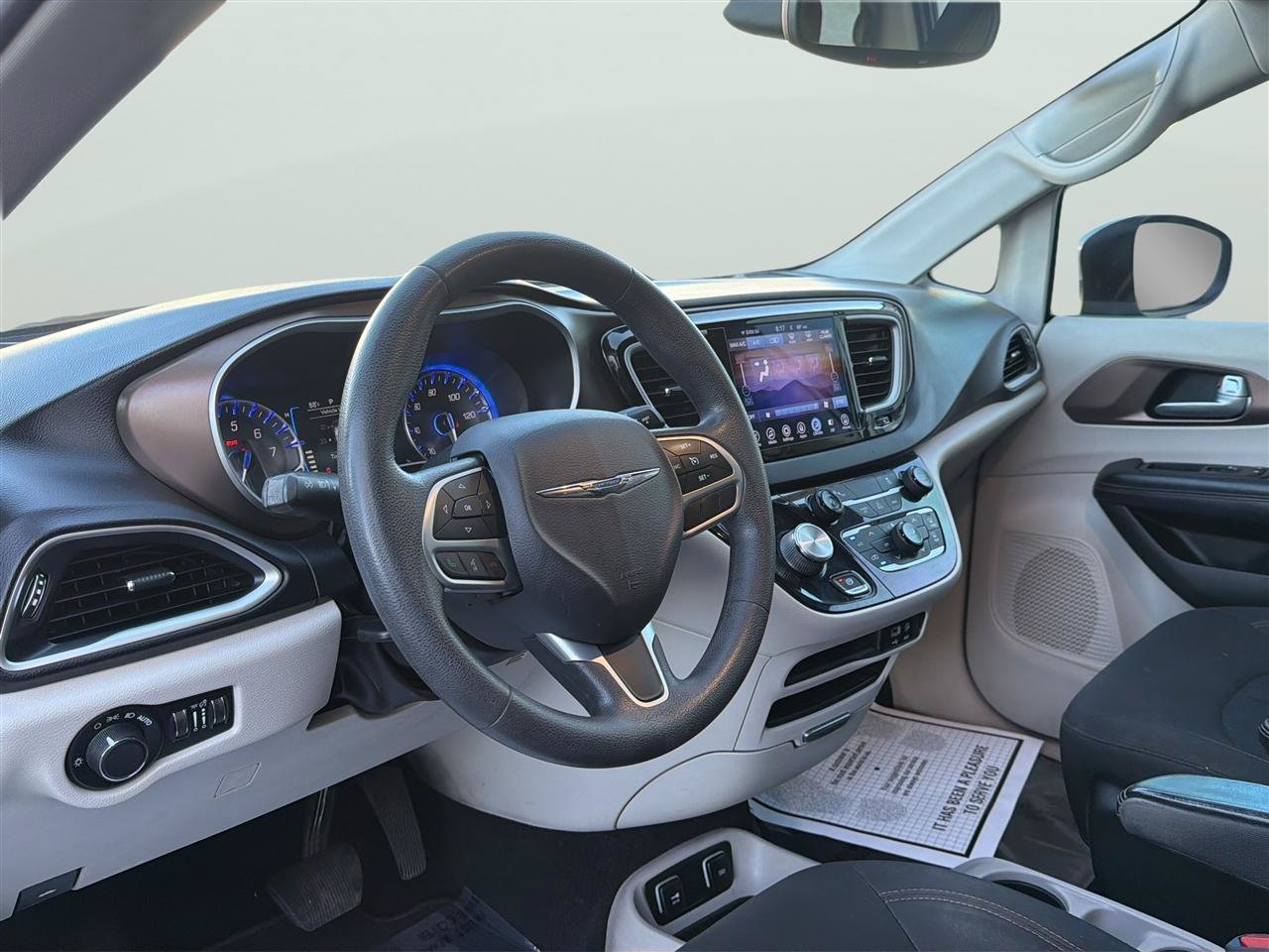 Used 2017 Chrysler Pacifica Touring FWD image 10