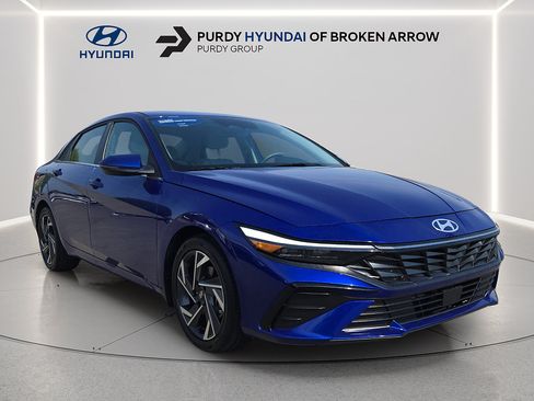 Certified 2025 Hyundai Elantra Limited FWD image 3