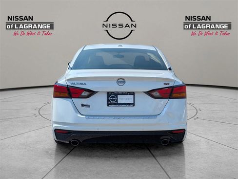 Used 2023 Nissan Altima 2.5 SR w/ SR Premium Package image 6