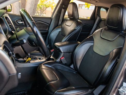 Used 2019 Jeep Cherokee Latitude Plus w/ Cold Weather Group image 12