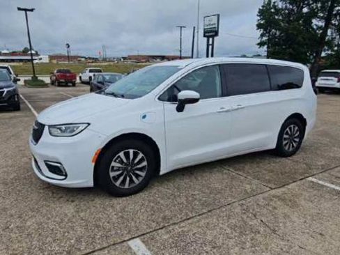 Used 2023 Chrysler Pacifica Touring-L FWD image 4