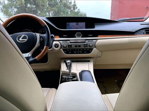 Used 2014 Lexus ES 300h w/ Luxury Package w/Bamboo Trim FWD image 33