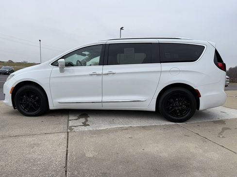 Used 2020 Chrysler Pacifica Touring-L image 15