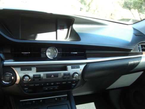 Used 2017 Lexus ES 350 w/ Navigation System Package FWD image 9