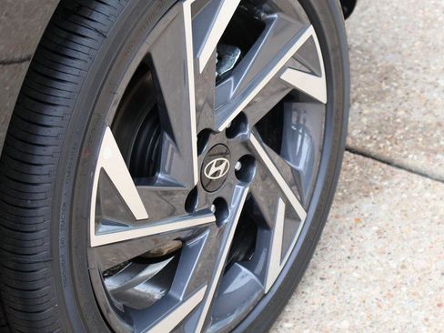 New 2025 Hyundai Elantra Limited image 40