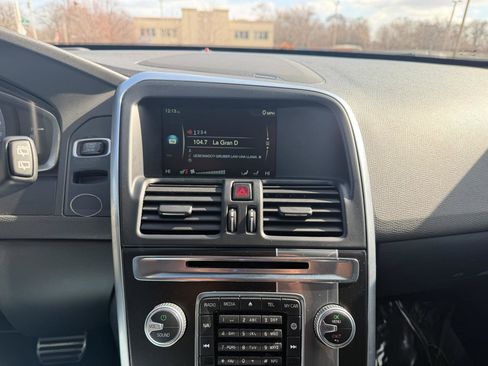 Used 2016 Volvo XC60 T6 R-Design Platinum image 12