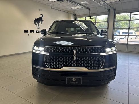 Used 2025 Lincoln Navigator L Reserve AWD/4WD image 2