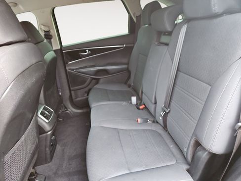 Used 2017 Kia Sorento LX w/ LX Convenience Package image 13