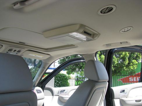 Used 2007 Chevrolet Suburban LTZ w/ LTZ Preferred Equipment Group image 9