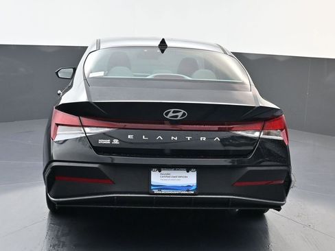 Used 2026 Hyundai Elantra SE FWD image 4