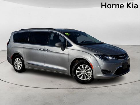 Used 2017 Chrysler Pacifica Touring-L image 2