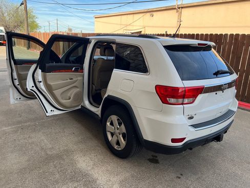 Used 2013 Jeep Grand Cherokee Overland w/ Advance Technology Group AWD/4WD image 9