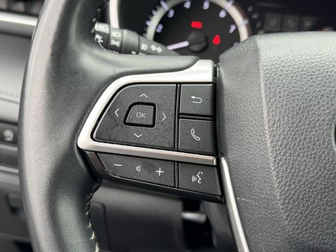 Used 2023 Toyota Highlander LE image 30