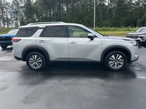 Used 2025 Nissan Pathfinder SL FWD image 9