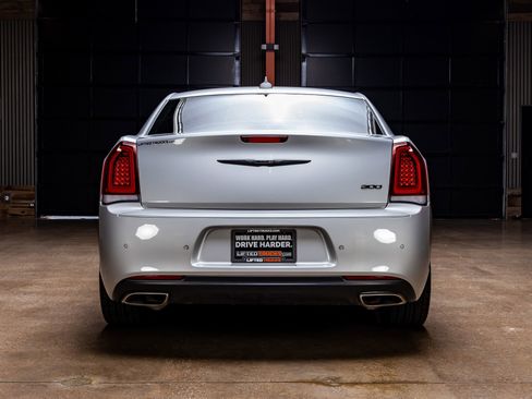 Used 2023 Chrysler 300 Touring L w/ Comfort Group RWD image 7