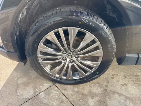 Used 2023 Toyota Venza Limited image 11