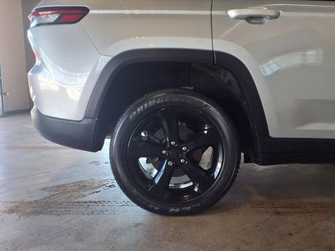 Used 2023 Jeep Grand Cherokee Altitude image 10