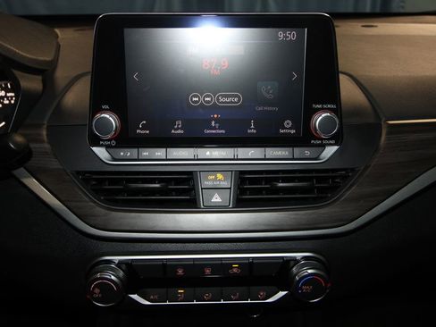 Used 2025 Nissan Altima 2.5 SV image 13