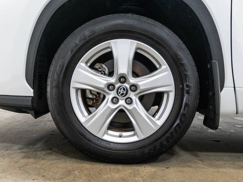 Used 2023 Toyota Highlander LE AWD/4WD image 11