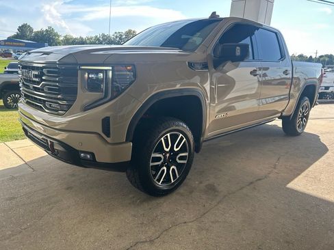 Used 2023 GMC Sierra 1500 AT4 w/ AT4 Preferred Package AWD/4WD image 4