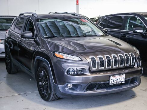 Used 2017 Jeep Cherokee Latitude FWD image 2