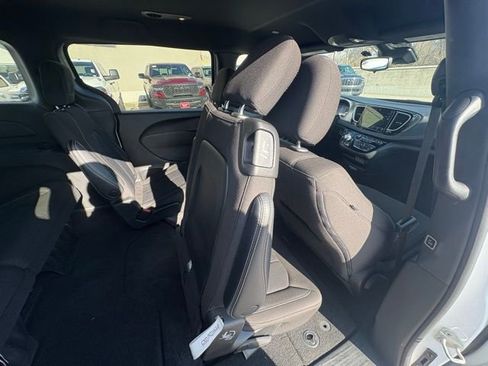 Certified 2023 Chrysler Pacifica Touring image 35