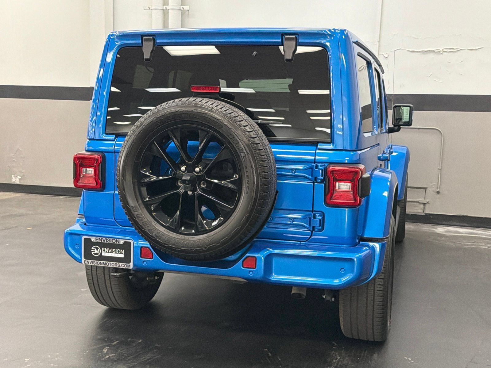 Used 2023 Jeep Wrangler Unlimited Sahara AWD/4WD image 12