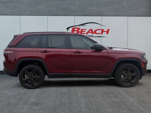 Used 2023 Jeep Grand Cherokee Limited w/ Black Appearance Package image 9
