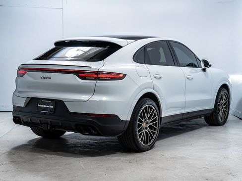 Used 2023 Porsche Cayenne Platinum Edition image 7