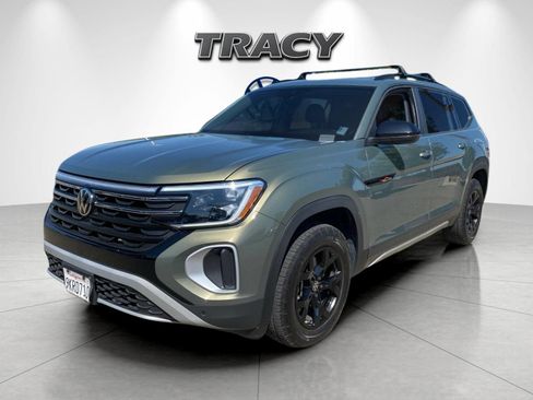 Used 2024 Volkswagen Atlas Peak Edition SE AWD/4WD image 2