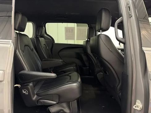 Used 2025 Chrysler Pacifica Select FWD image 16