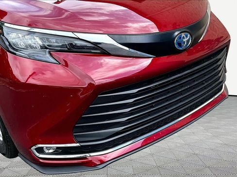 Used 2024 Toyota Sienna XLE FWD image 30