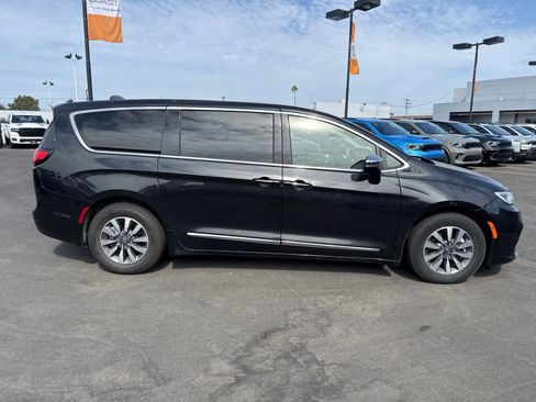 Used 2023 Chrysler Pacifica Limited FWD image 11