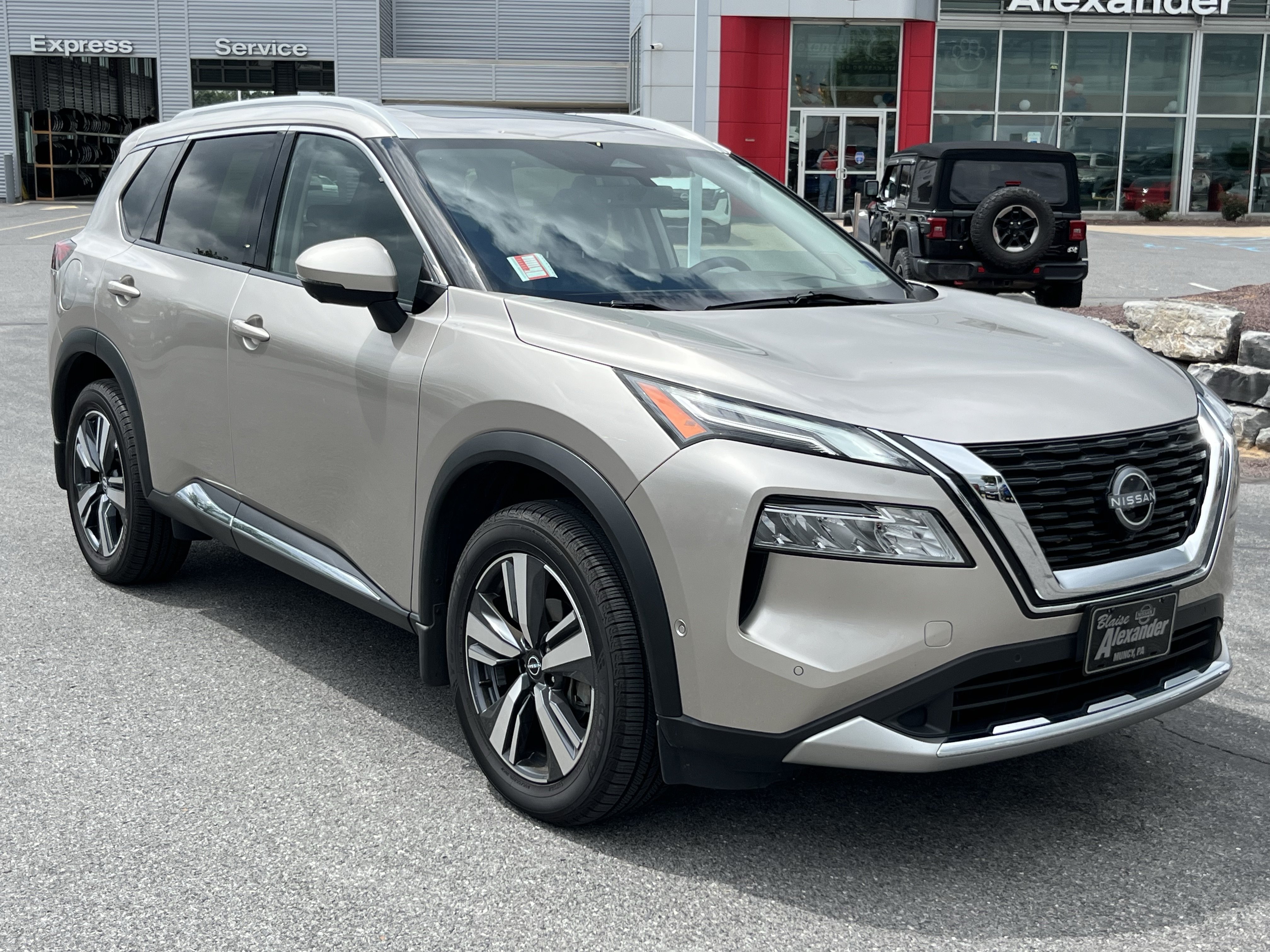 Used 2023 Nissan Rogue Platinum w/ Platinum Premium Package AWD/4WD image 1