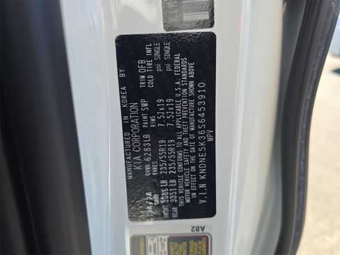 Used 2025 Kia Carnival SX Prestige image 31