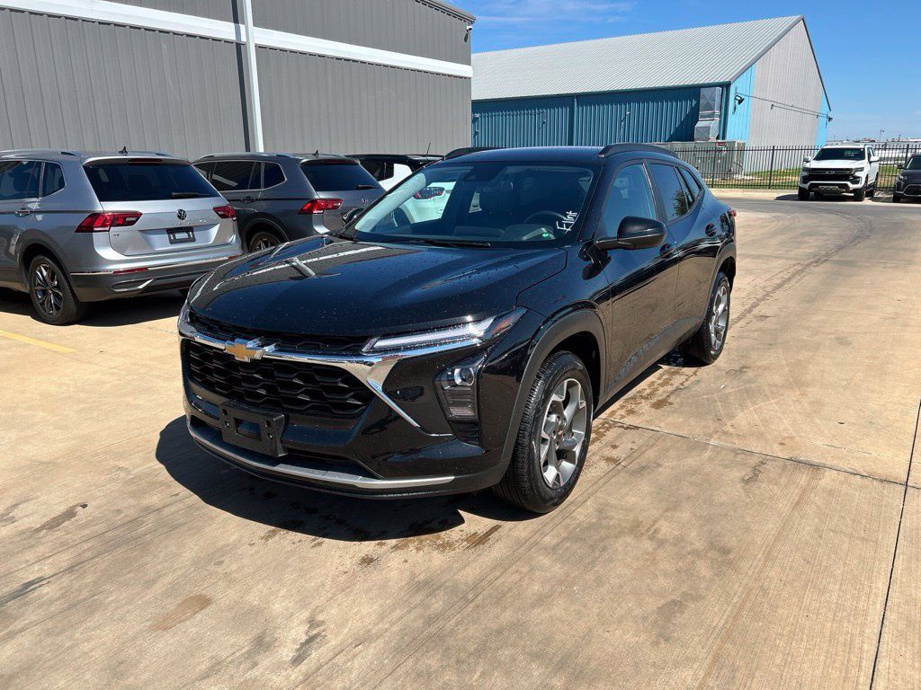 Used 2025 Chevrolet Trax LT w/ LT Convenience Package FWD image 1