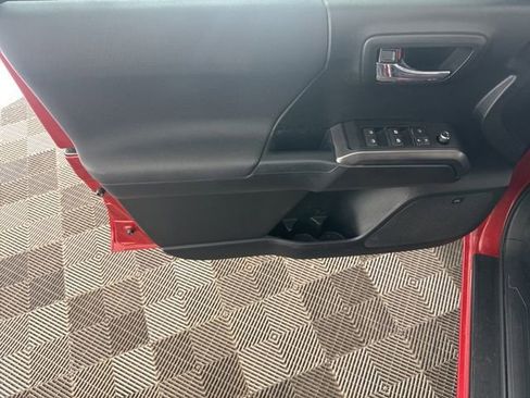 Used 2017 Toyota Tacoma TRD Sport AWD/4WD image 22