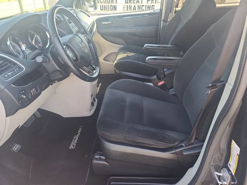 Used 2016 Dodge Grand Caravan SE image 12