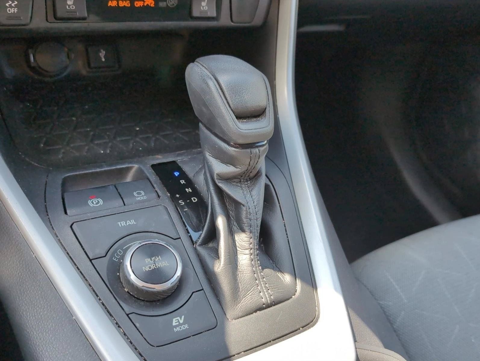 Used 2021 Toyota RAV4 XLE w/ XLE Grade Weather Package AWD/4WD image 16