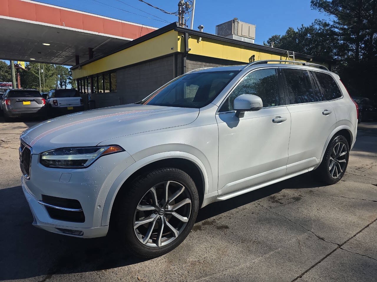 Used 2017 Volvo XC90 T6 Momentum w/ Vision Package AWD/4WD image 2
