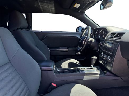 Used 2012 Dodge Challenger SXT image 17