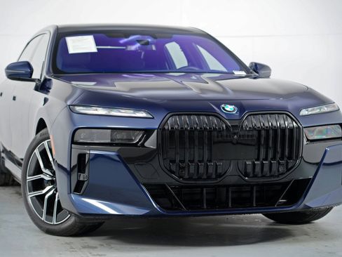 Used 2024 BMW i7 xDrive60 w/ Executive Package image 4