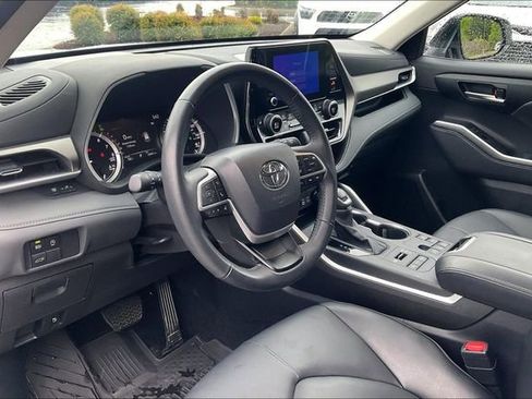 Used 2025 Toyota Highlander XLE AWD/4WD image 14