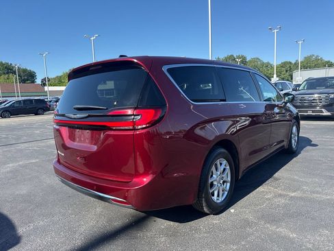 Used 2023 Chrysler Pacifica Touring-L FWD image 7