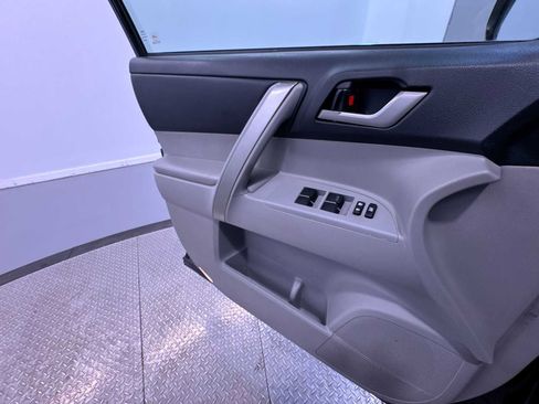 Used 2013 Toyota Highlander SE image 29